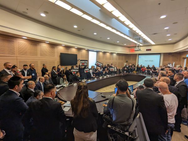 מהומה בוועדה: משפחות חטופים פוצצו את הדיון