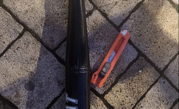 בן 20 נעצר בנתניה: ניסה להסליק אלת בייסבול למגרש