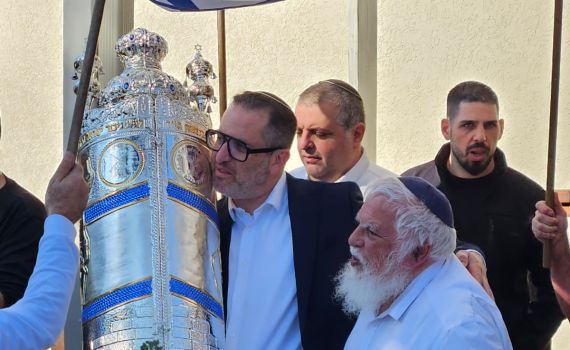 צפו: הכנסת ספר תורה בבארי לזכר קרבנות הטבח