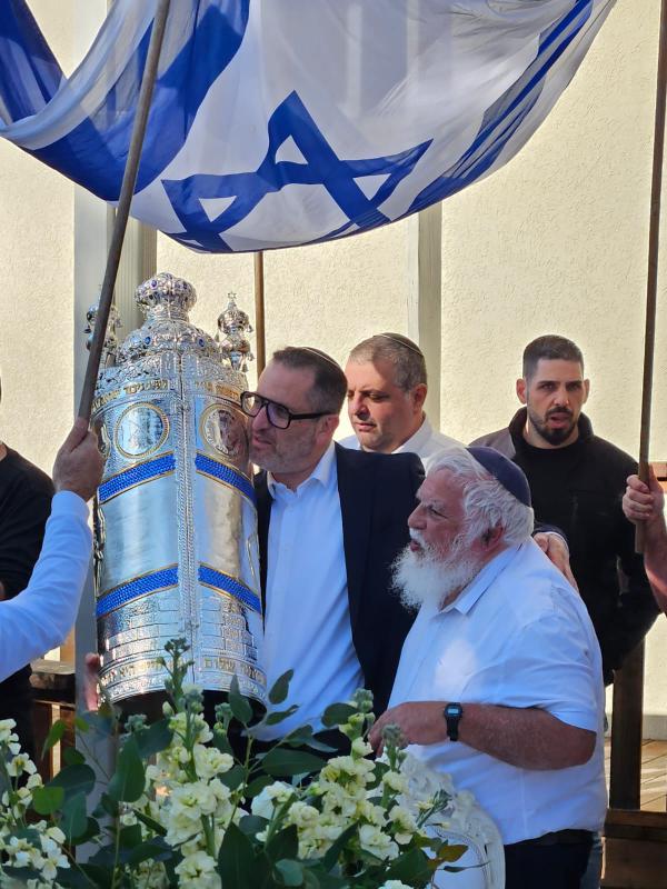 צפו: הכנסת ספר תורה בבארי לזכר קרבנות הטבח