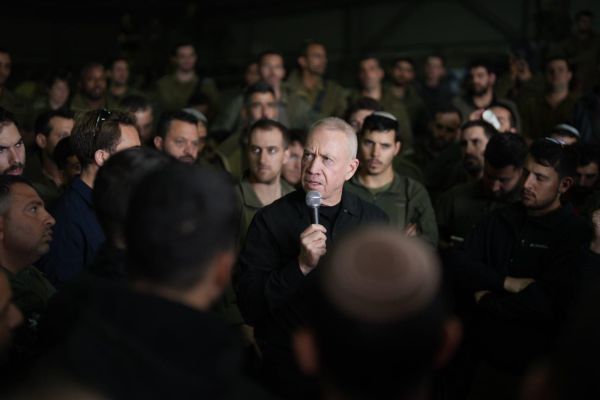 גלנט: "מתקיים משא ומתן לשחרור חטופים"