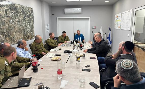 בצל המתיחות: פוקס נפגש עם ראשי הרשויות ביו"ש