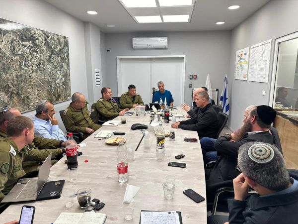 בצל המתיחות: פוקס נפגש עם ראשי הרשויות ביו"ש