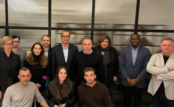 צפו: שגרירי האו"ם נפגשו עם החטופים ששוחררו