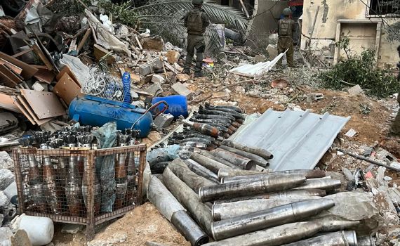 צה"ל חשף: מצבורי רקטות ונשק מתחת לבתי משפחות