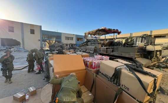 צפו: 16 טון של ציוד לחיילים הוצנח בחאן יונס