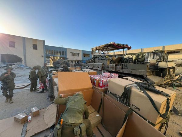 צפו: 16 טון של ציוד לחיילים הוצנח בחאן יונס