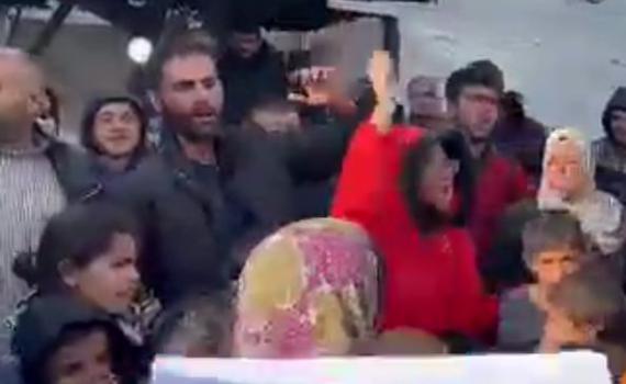 צפו: עזתים מפגינים בעד שחרור חטופים