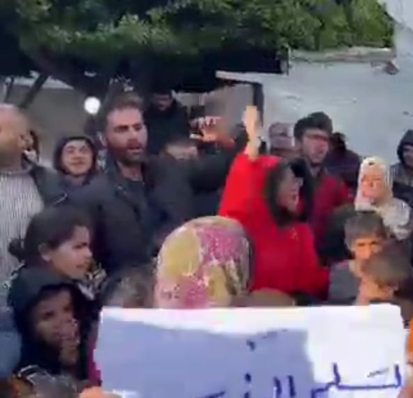 צפו: עזתים מפגינים בעד שחרור חטופים