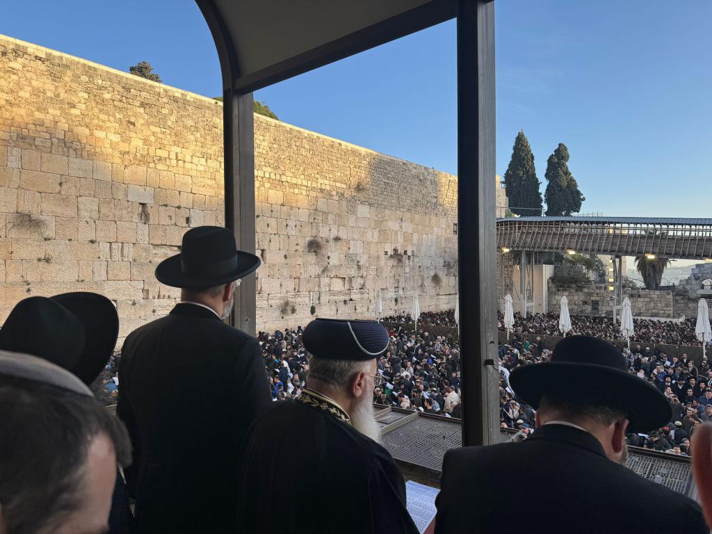 צפו: תפילת המונים בכותל לשחרור החטופים