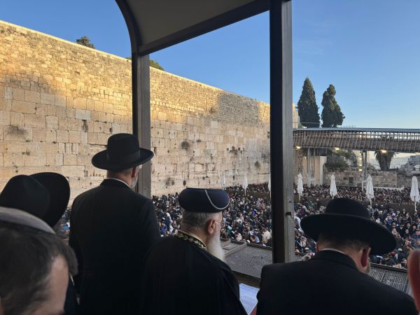 צפו: תפילת המונים בכותל לשחרור החטופים