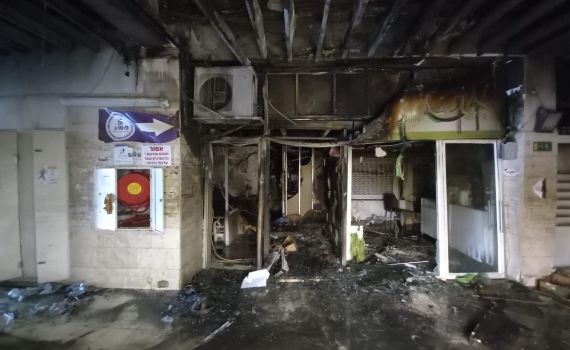 חנות שמכרה סמארטפונים הוצתה בידי קיצוניים