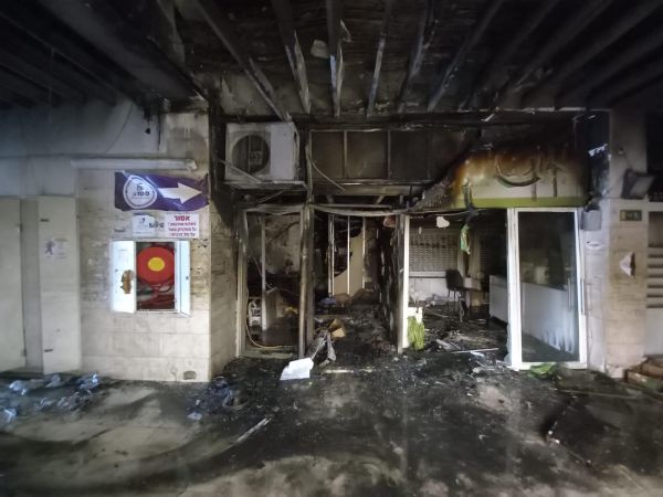 חנות שמכרה סמארטפונים הוצתה בידי קיצוניים