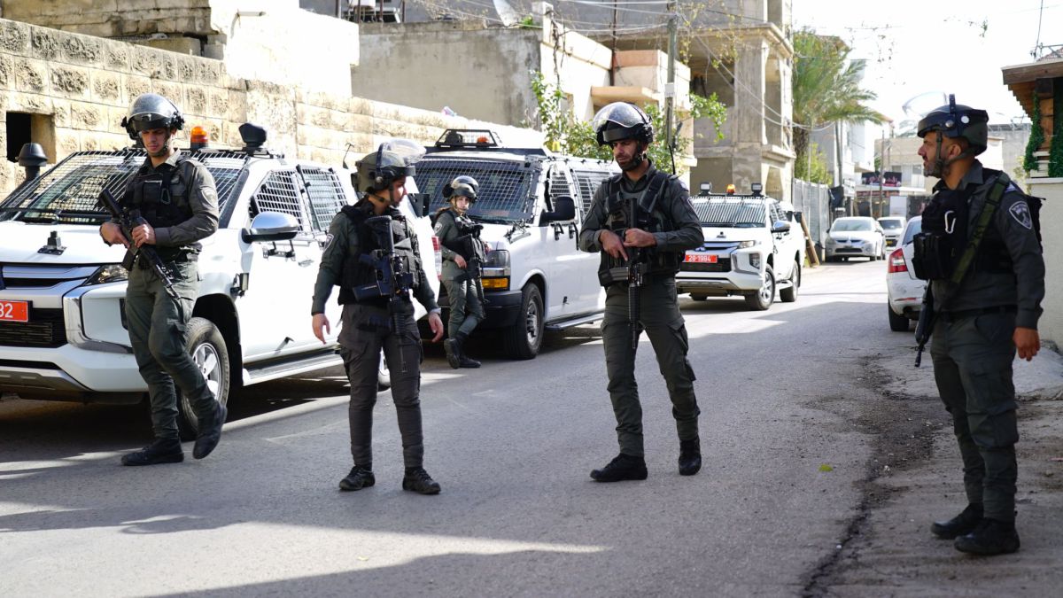 מבצע לילי באבו דיס: נעצרו חשודים בגניבת רכב מחולון | תיעוד