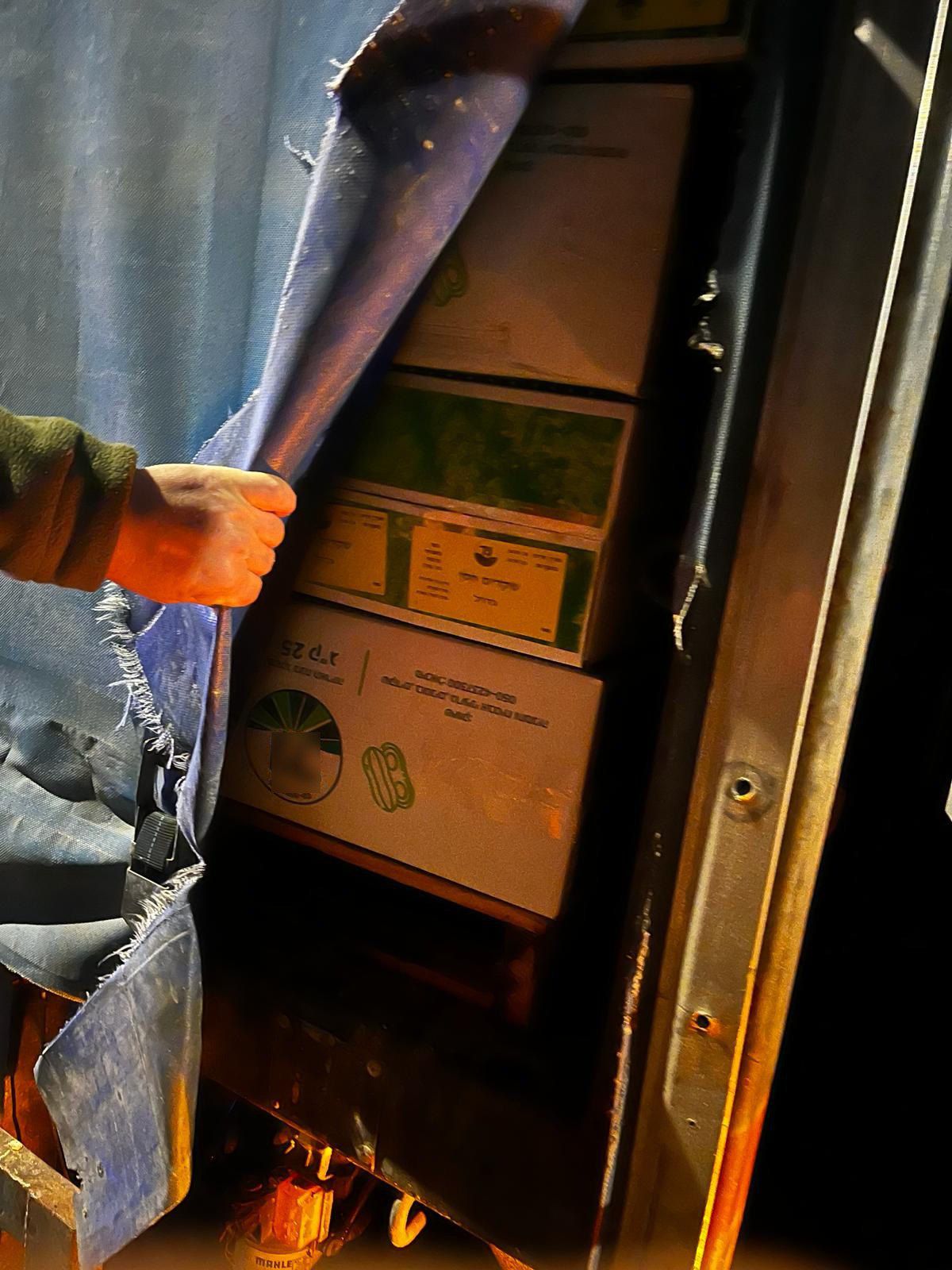 נהג המשאית החשיד את המתנדבים; זה מה שהם גילו