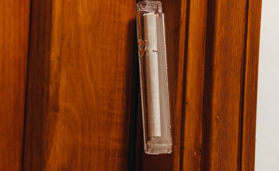 עקרו מזוזות בשכונת בית וגן ומכרו לעסקי יודאיקה