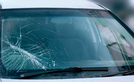 השוטרים זיהו שמשה שבורה וחשדו בנהג; זה מה שגילו