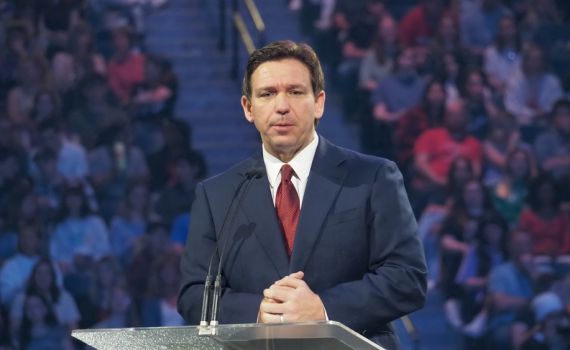 רון דסנטיס פרש מהמירוץ, טראמפ והיילי נותרו היחידים