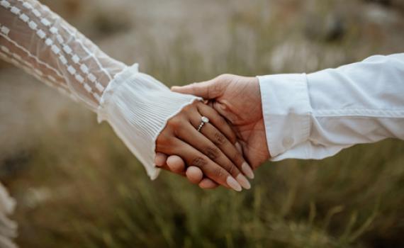 בתה של הזמרת התארסה עם בנו של הרב הסרוג