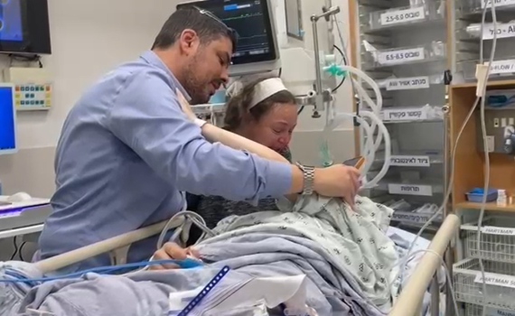 צפו: המפגש המרגש בין ההורים לבן שחיסל את המחבל