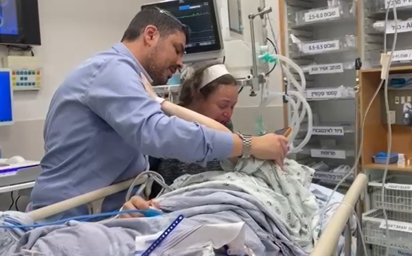 צפו: המפגש המרגש בין ההורים לבן שחיסל את המחבל