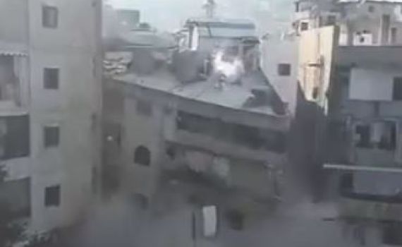 צפו: השכנים חשו רעידות, נמלטו מהבניין ואז הוא קרס