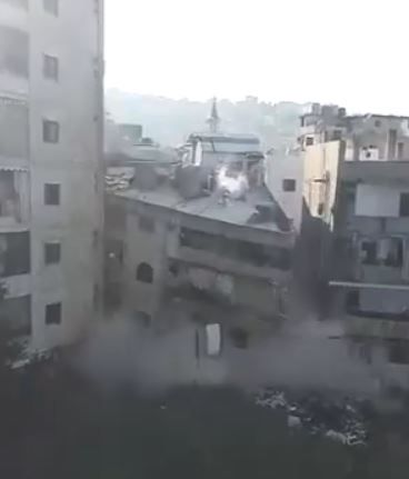 צפו: השכנים חשו רעידות, נמלטו מהבניין ואז הוא קרס