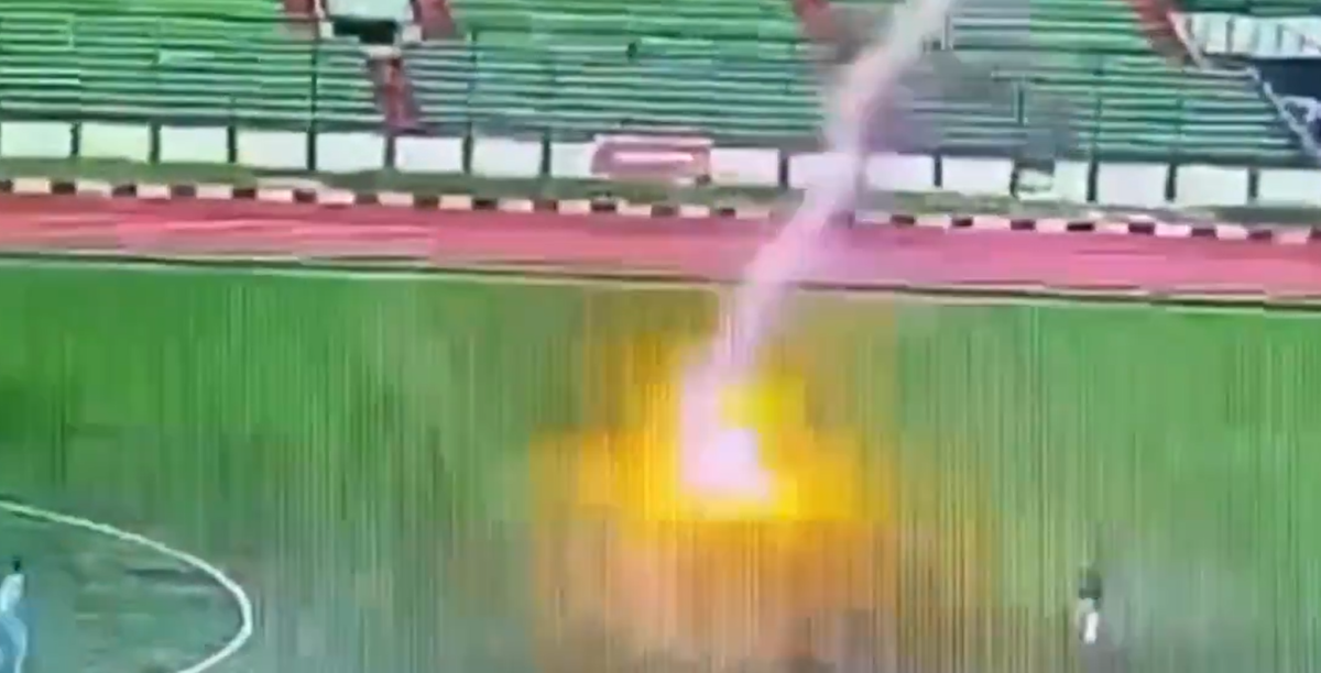 באמצע משחק כדורגל: שחקן נהרג מפגיעת ברק | צפו