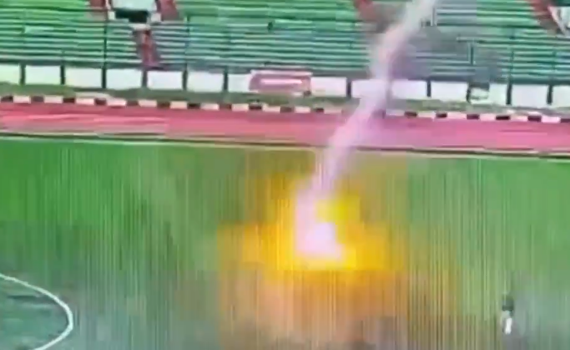 באמצע משחק כדורגל: שחקן נהרג מפגיעת ברק | צפו