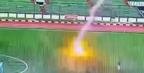 באמצע משחק כדורגל: שחקן נהרג מפגיעת ברק | צפו