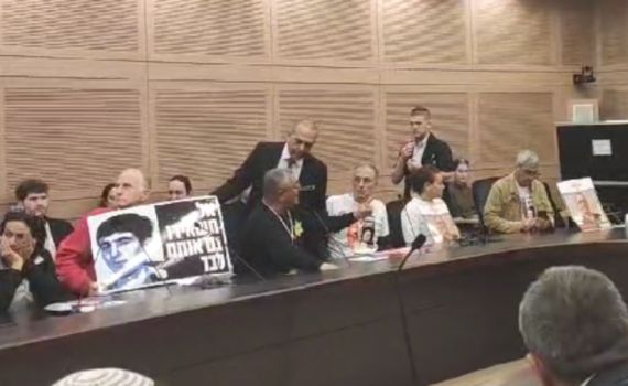 מהומה בכנסת: אח החטוף סרב להסיר טלאי צהוב