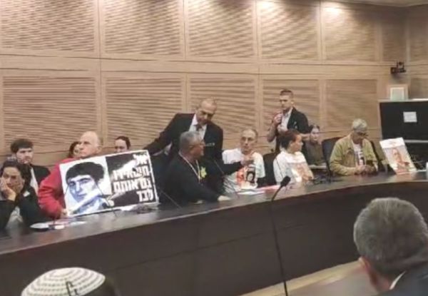 מהומה בכנסת: אח החטוף סרב להסיר טלאי צהוב