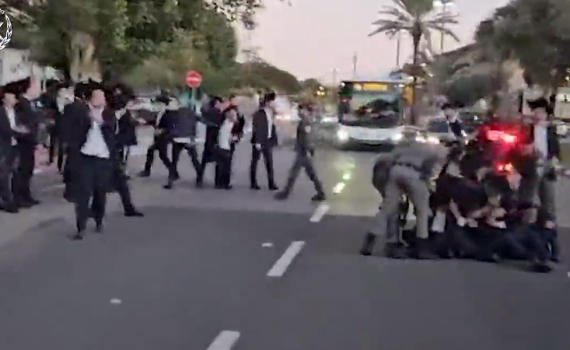 התפרעויות באבו כביר: מפגינים ניסו לחטוף גופה מהמכון