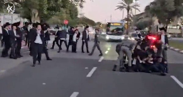 התפרעויות באבו כביר: מפגינים ניסו לחטוף גופה מהמכון