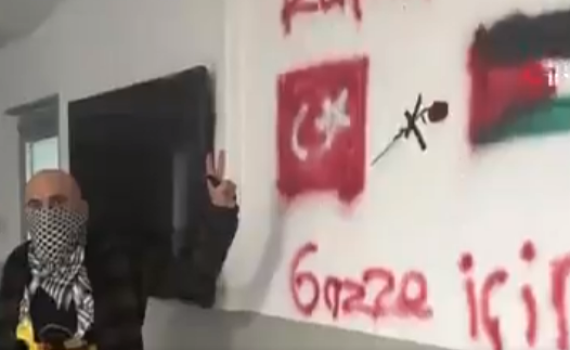 טורקיה: חמוש מחזיק בני ערובה במחאה על המלחמה