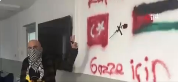 טורקיה: חמוש מחזיק בני ערובה במחאה על המלחמה