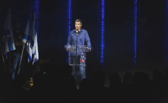 חוזר לפוליטיקה? מאות השתתפו בכנס של יועז הנדל
