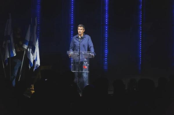 חוזר לפוליטיקה? מאות השתתפו בכנס של יועז הנדל