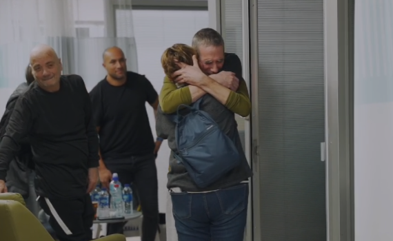 תיעוד מרגש: החטופים נפגשים עם המשפחות