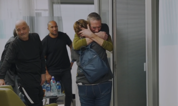 תיעוד מרגש: החטופים נפגשים עם המשפחות