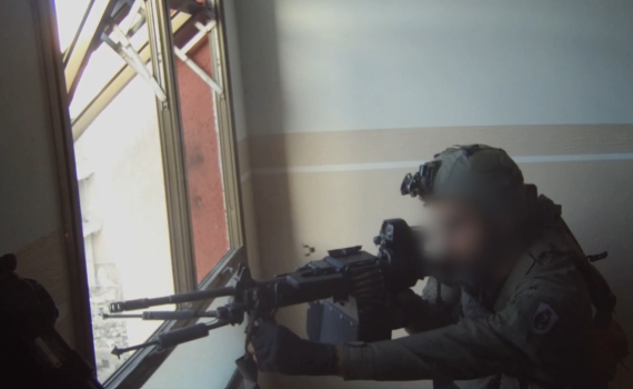 הרחפן תיעד: המחבל השליך רימון, הצלף פגע בו | צפו