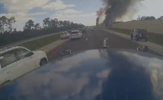 באמצע כביש מהיר: המטוס התרסק לעיני הנוסעים | צפו