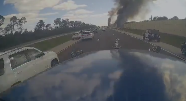 באמצע כביש מהיר: המטוס התרסק לעיני הנוסעים | צפו