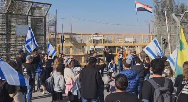 מפגינים חסמו את מעבר ניצנה: "כלום לא יכנס מפה"