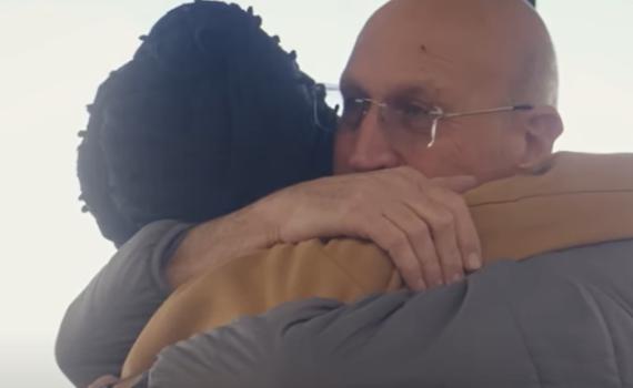 האב החילוני ובתו הסרוגה בעימות מלא אהבה. צפו