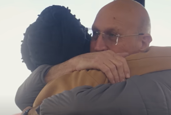 האב החילוני ובתו הסרוגה בעימות מלא אהבה. צפו