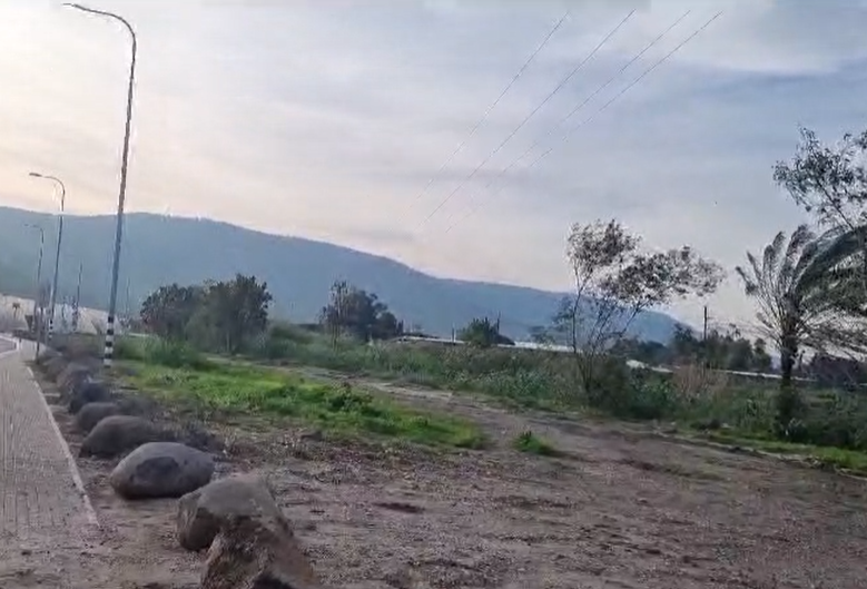 לקראת הסערה: רוחות עזות הביאו לסגירת חופי הכנרת. צפו