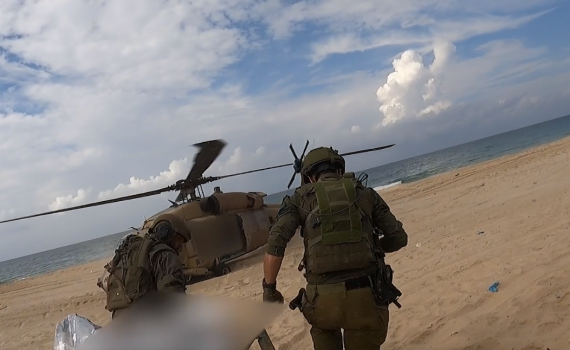 צפו: פינוי קצין שנפצע באורח קשה תחת אש