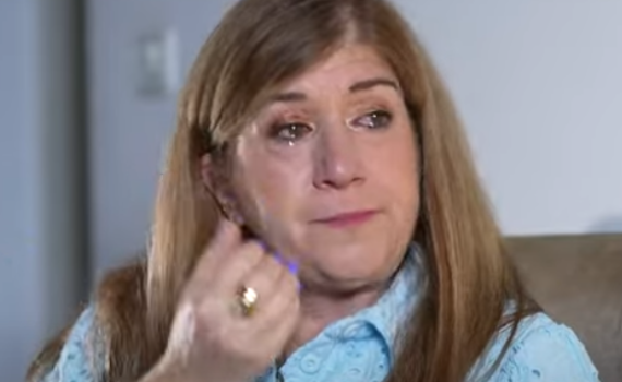 הסטנדאפיסטית הסרוגה פרצה בבכי במהלך ראיון. צפו