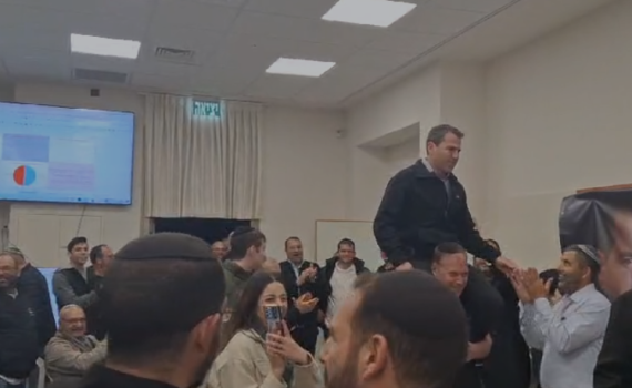 נחל שורק: ראש העיר הסרוג זכה בכהונה נוספת